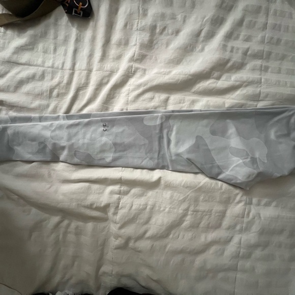 Alo Yoga High-Waist Leggings – Light Camo Gray – Size XS - Picture 5 of 7